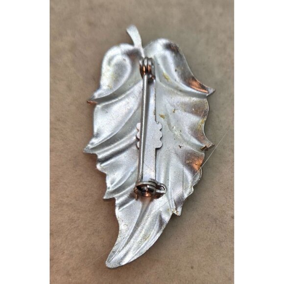 Vintage Leaf Pin Brooch Matte Silver Etched Detail - Picture 2 of 2